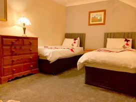 A bedroom with two beds and a drawer at Tanygrisiau near Blaenau Ffestiniog