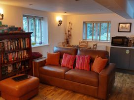 A living room with a sofa and bookshelves at the property in Hawkshead