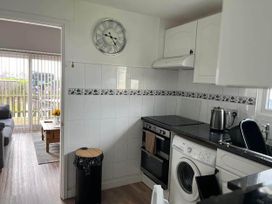 A kitchen with an oven and washing machine at The Old Barn in Bridlington