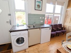 A kitchen with a washing machine and dishwasher at Farnecrest in Seahouses
