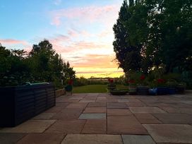 A garden with patio and planters at Fables Cottage in Otley, Suffolk