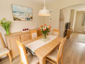 A dining room with a table and chairs at 7 Cwrt Y Cadno in Llantwit Major