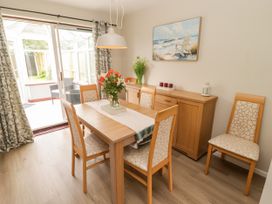 A dining room with a table and chairs at 7 Cwrt Y Cadno in Llantwit Major