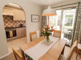 A dining room with a table and chairs at 7 Cwrt Y Cadno in Llantwit Major