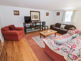 A living room with a sofa and coffee table at Wayside in Moreton-in-Marsh