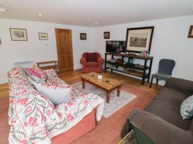 A living room with sofas and a television at Wayside in Moreton-in-Marsh