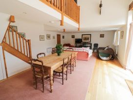 A living room with a dining table and sofa at Wayside in Moreton-in-Marsh