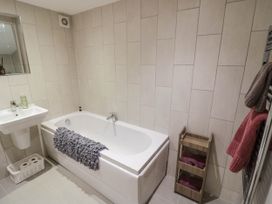 A bathroom with bathtub and sink at Wayside in Moreton-in-Marsh