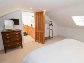 A bedroom with a bed and a chest of drawers at Wayside in Moreton-in-Marsh