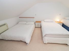 A bedroom with a double bed and a single bed at Wayside in Moreton-in-Marsh