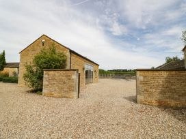 An outdoor area with a building and gravel at Wayside in Moreton-in-Marsh