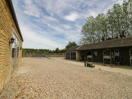 An outdoor area with a stable and gravel surface at Wayside in Moreton-in-Marsh