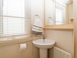 A bathroom with sink and mirror at The Hideaway in Portesham