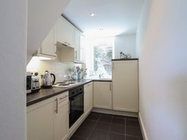 A kitchen with cabinets and appliances at Cnicht View in Porthmadog