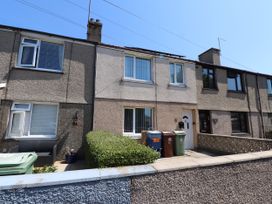 A house exterior with windows and rubbish bins at 31 Ffordd Y Maer Pwllheli