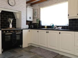 A kitchen with oven and sink at 31 Ffordd Y Maer in Pwllheli