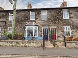 A house with two front doors and a porch at 19 Dunstan View in Seahouses