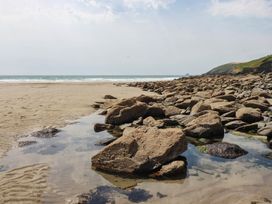A beach with rocks and water at The Granary in 