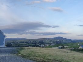 A view of mountains and houses at Sliabh League Mountain Lodge TEILEANN near Kilcar, County Donegal