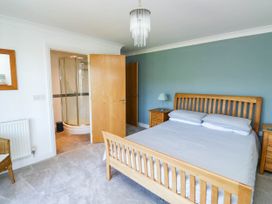 A bedroom with a bed and a shower at 2 Inglewood Apartments in Dartmouth