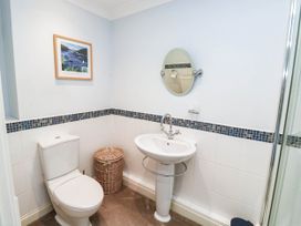 A bathroom with a toilet and washbasin at 2 Inglewood Apartments Dartmouth