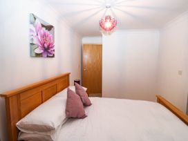 A bedroom with a bed and pillows at 2 Inglewood Apartments Dartmouth