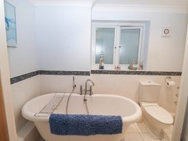A bathroom with a bathtub and toilet at 2 Inglewood Apartments in Dartmouth