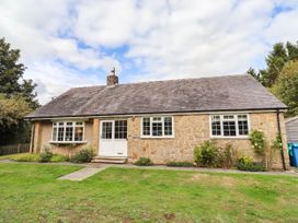 A house with garden and pathway at Hedley Dene Cottage in Longhorsley