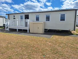 A mobile home with a deck and steps at Haven Seashore, Ellerton Willerby Xtra, Great Yarmouth