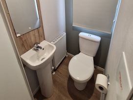 A bathroom with a sink and toilet at Haven Seashore, Ellerton Willerby Xtra, Great Yarmouth