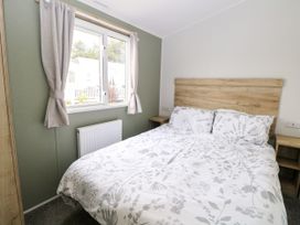 A bedroom with a bed and bedside tables at Haven Seashore, Ellerton Willerby Xtra in Great Yarmouth