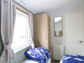 A bedroom with bed and window at Haven Seashore, Ellerton Willerby Xtra Great Yarmouth
