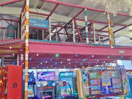 A play area with a climbing structure and arcade games at Haven Seashore, Ellerton Willerby Xtra in Great Yarmouth