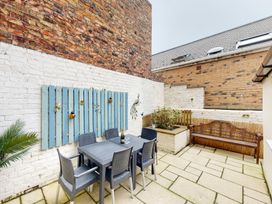 An outdoor area with a table and chairs at 44 Norwood Street Scarborough