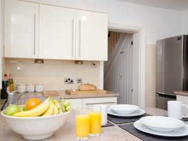 A kitchen with a fruit bowl and drinks on the counter at 46 Ashville Avenue, Scarborough