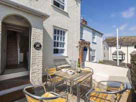 An outdoor area with a table and chairs at Primrose Cottage in Salcombe