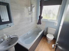 A bathroom with a bathtub, toilet, and sink at Forest Retreat Sleeps 4 2Bed with Parking Woolsery near Bideford
