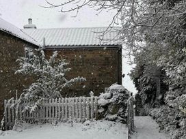A snowy outdoor view of a house and garden at Stunning 3 Bedroom Cottage near Historic York Ampleforth
