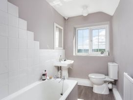A bathroom with a bathtub, sink, and toilet at Stunning 3 Bedroom Cottage near Historic York Ampleforth
