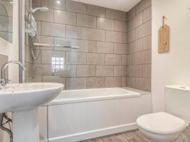 A bathroom with a bathtub, sink, and toilet at Cottage Sleeps 6 Pet friendly Patio in Saint Austell