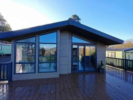 An exterior view of a lodge with a deck at Dunoon 3Bed Lodge Sleeps 6 Pet Friendly Near Dunoon