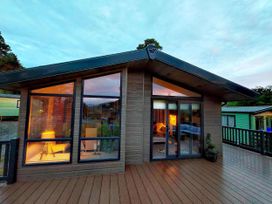 A lodge with large windows and a wooden deck at Dunoon 3Bed Lodge Sleeps 6 Pet Friendly Near Dunoon