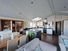 A living room and kitchen area at Dunoon 3Bed Lodge Sleeps 6 Pet Friendly Near Dunoon