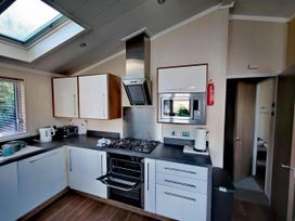 A kitchen with appliances and cabinets at Dunoon 3Bed Lodge Sleeps 6 Pet Friendly Near Dunoon