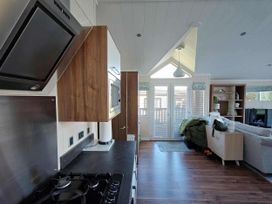 A kitchen with an oven and microwave at Dunoon 3Bed Lodge Sleeps 6 Pet Friendly near Dunoon