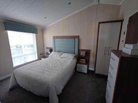 A bedroom with a bed and furniture at Dunoon 3Bed Lodge Sleeps 6 Pet Friendly Near Dunoon