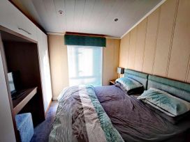 A bedroom with a bed and television at Dunoon 3Bed Lodge Sleeps 6 Pet Friendly near Dunoon