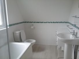 A bathroom with a bathtub, toilet, and sink at Cosy 3 Bedroom House on Cornish estate with pool St Tudy