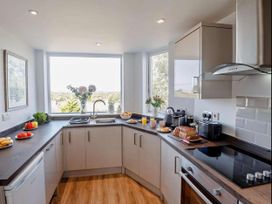 A kitchen with modern appliances and a fruit bowl at Cottage Sleeps 5 with Parking and Garden in Carreglefn