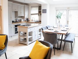 A kitchen with a dining area featuring a table and chairs at York Minster 3bed Sleeps 6 Fireplace Free Parking in York